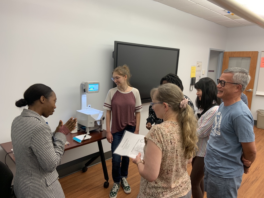 Group talking with Mayo instructor about the different options of health sciences.
