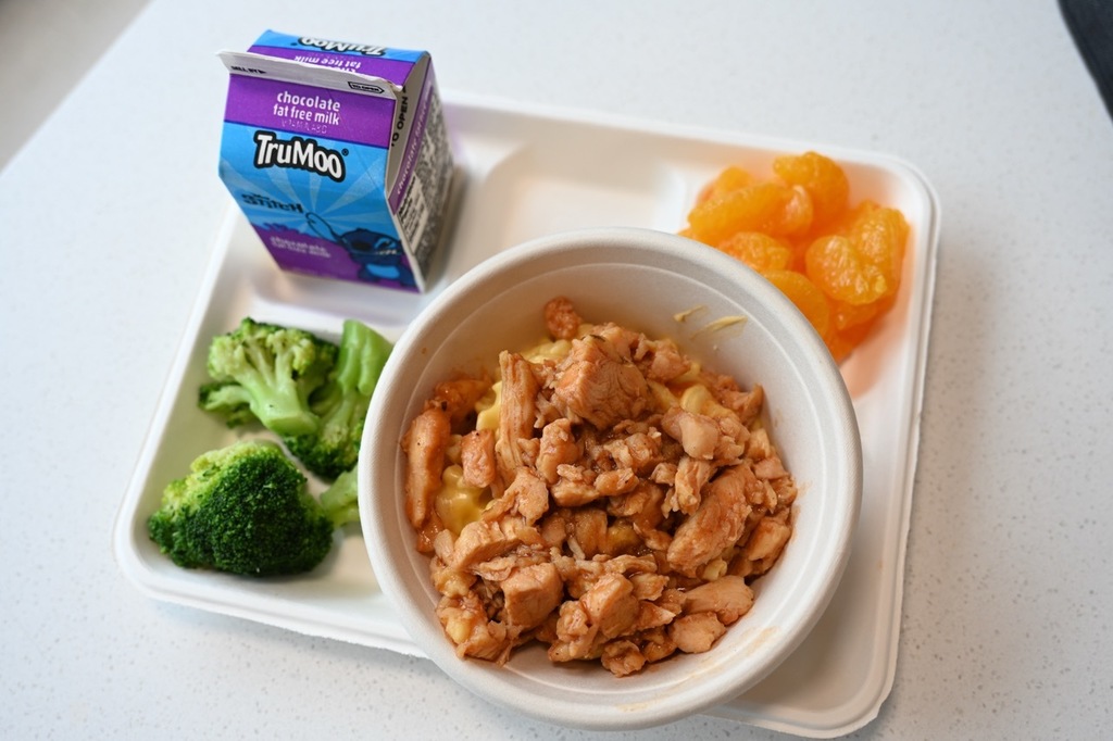 Barbaque Chicken Mac and Cheese in a bowl with a side of broccoli and mandarin oranges in a try with a TruMoo Milk.