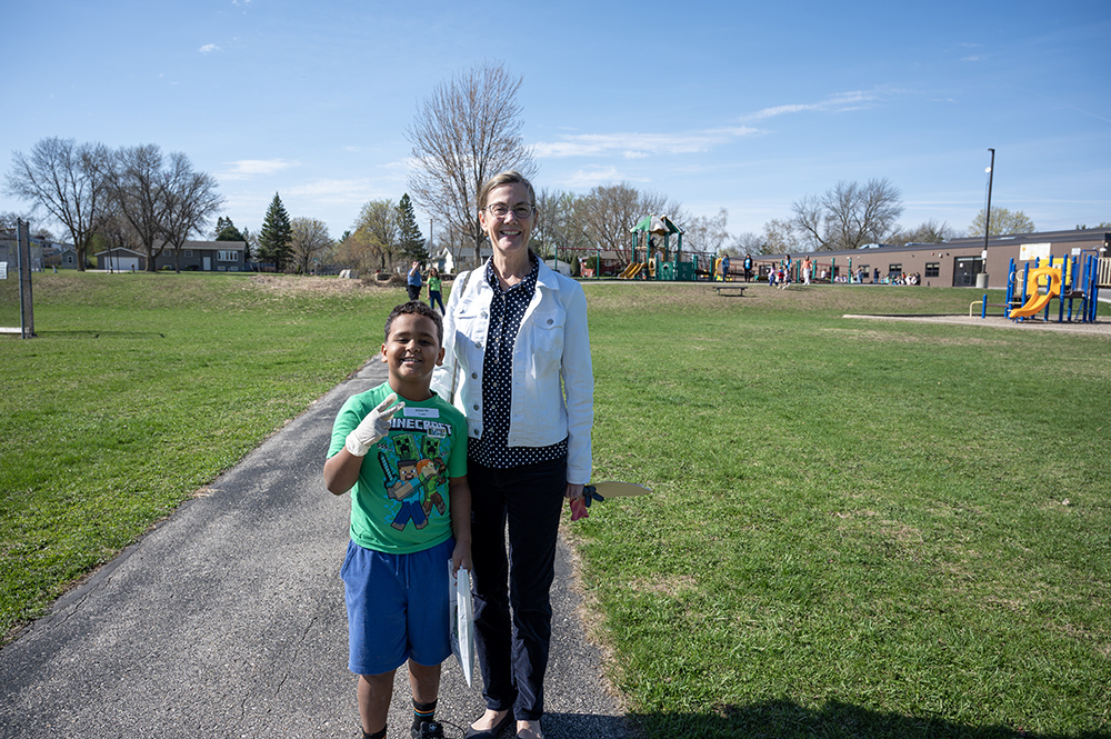 Student posing with Mayor Norton