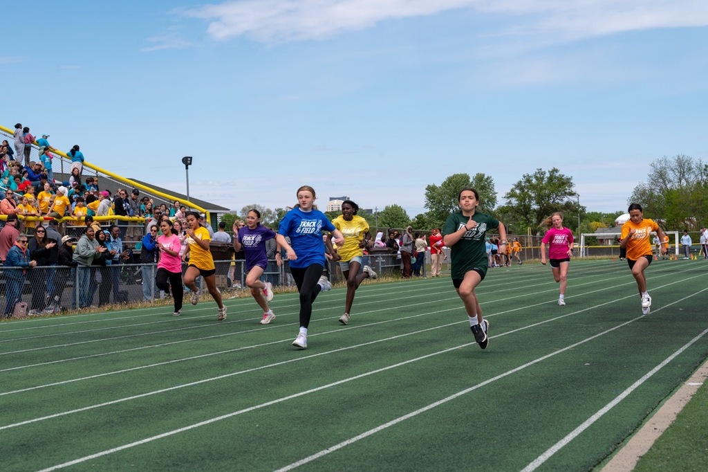 Students hitting their sprints as they takeoff from the starting line.