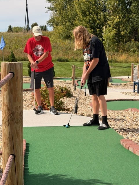 Blue Lagoon minigolfing