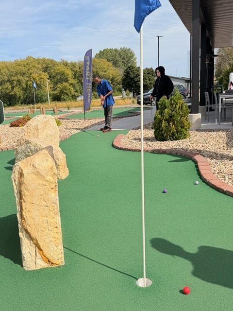 Blue Lagoon minigolfing