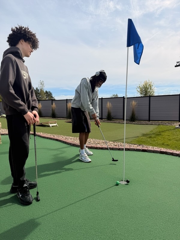 Blue Lagoon minigolfing