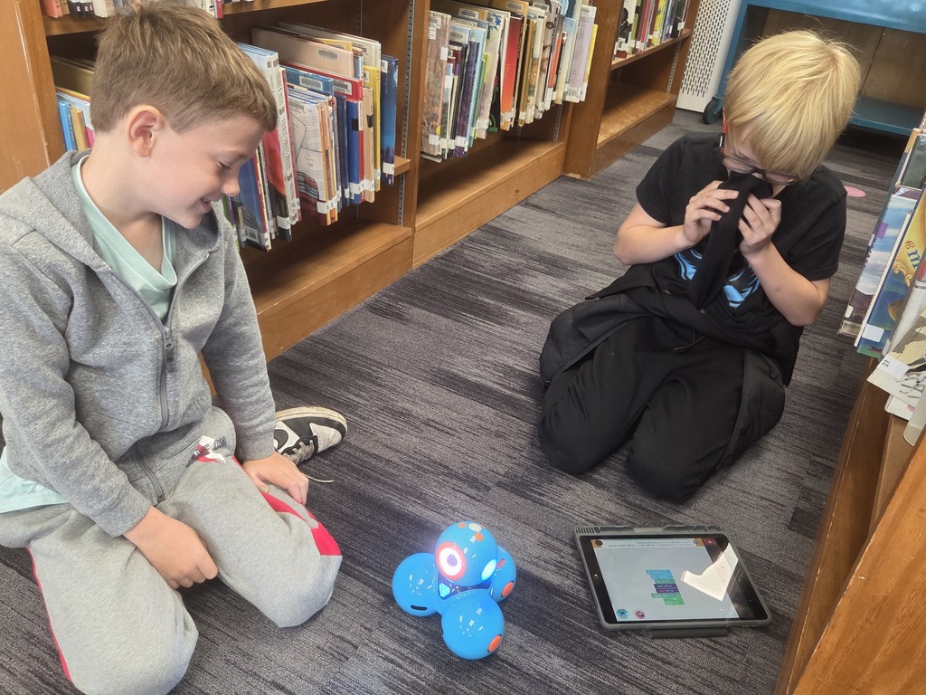 2nd graders programming bots
