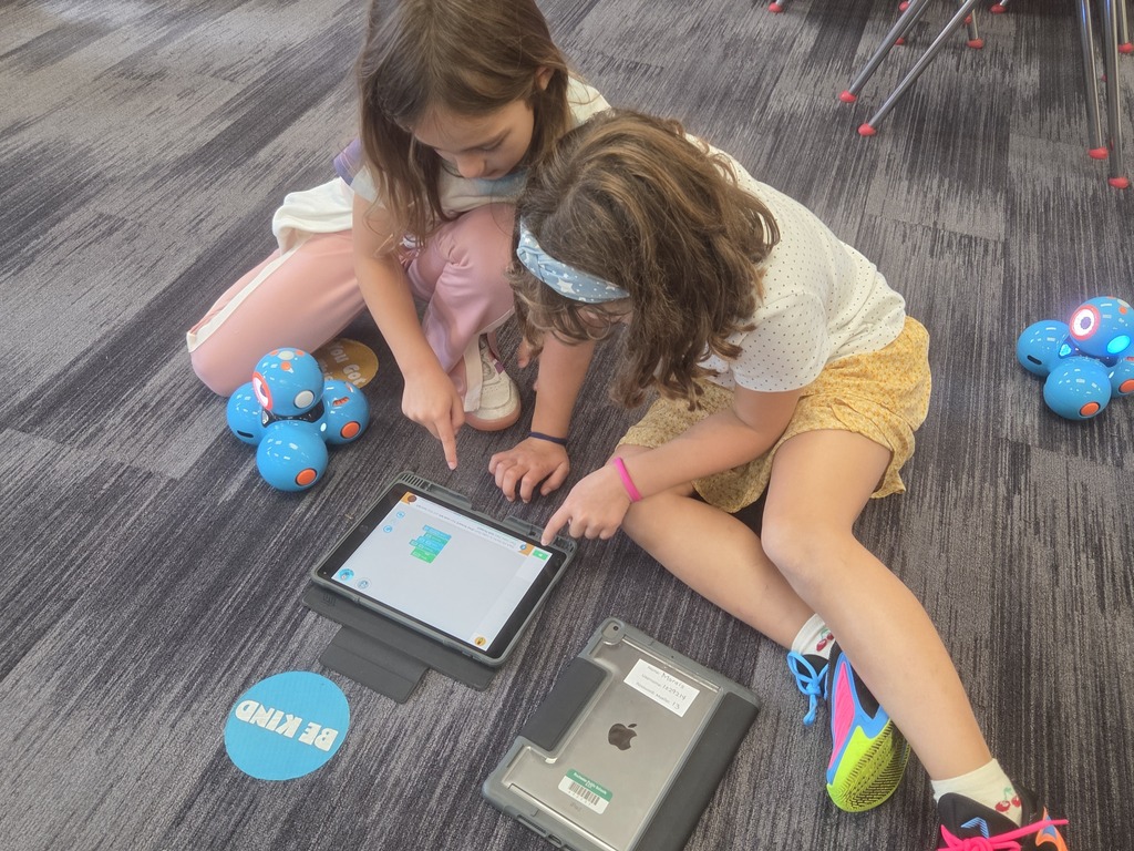 2nd graders programming bots