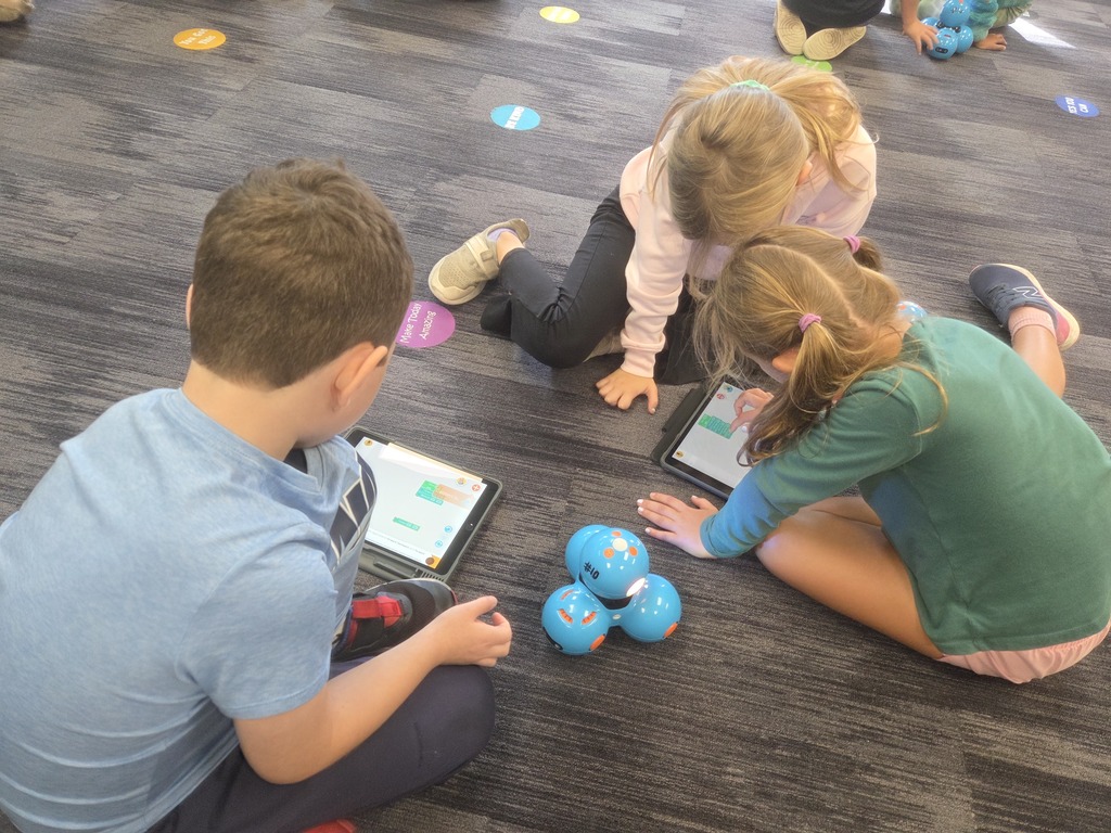 2nd graders programming bots