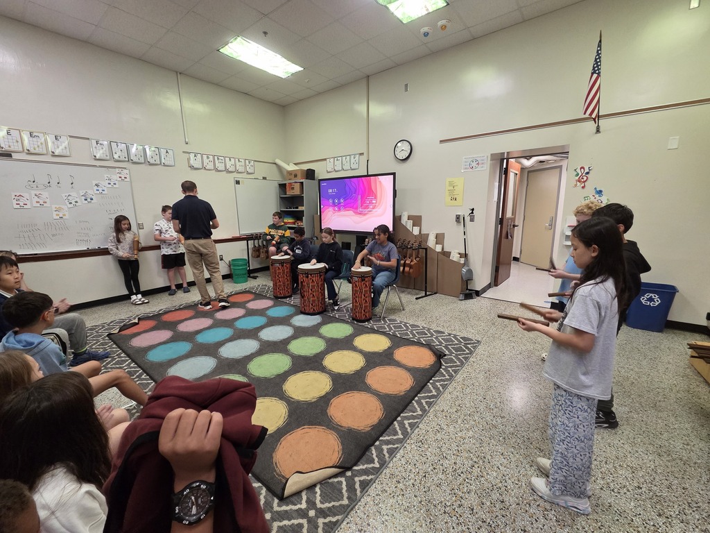 5th graders playing instruments