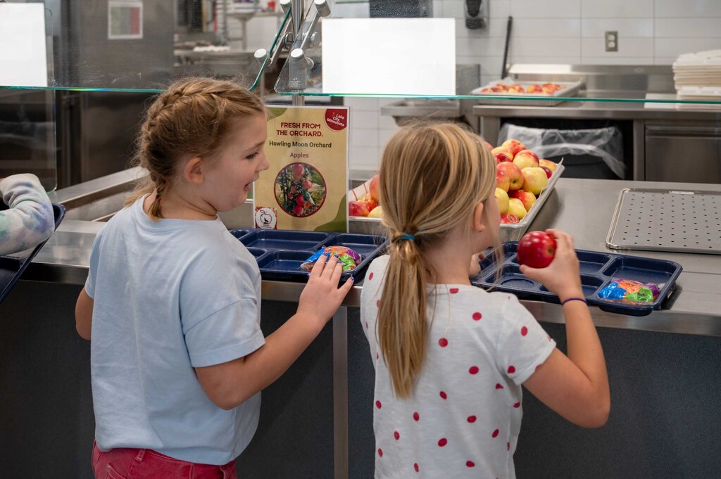 Students picking their apple choices
