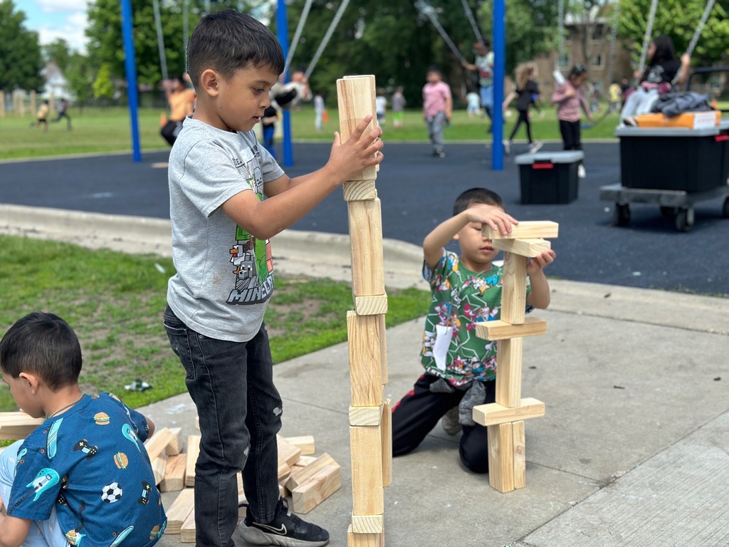 2 kids playing with building blocks