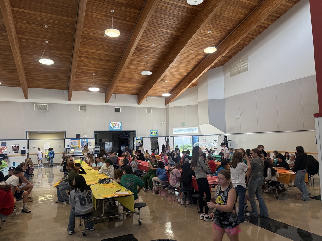 Students eating pizza