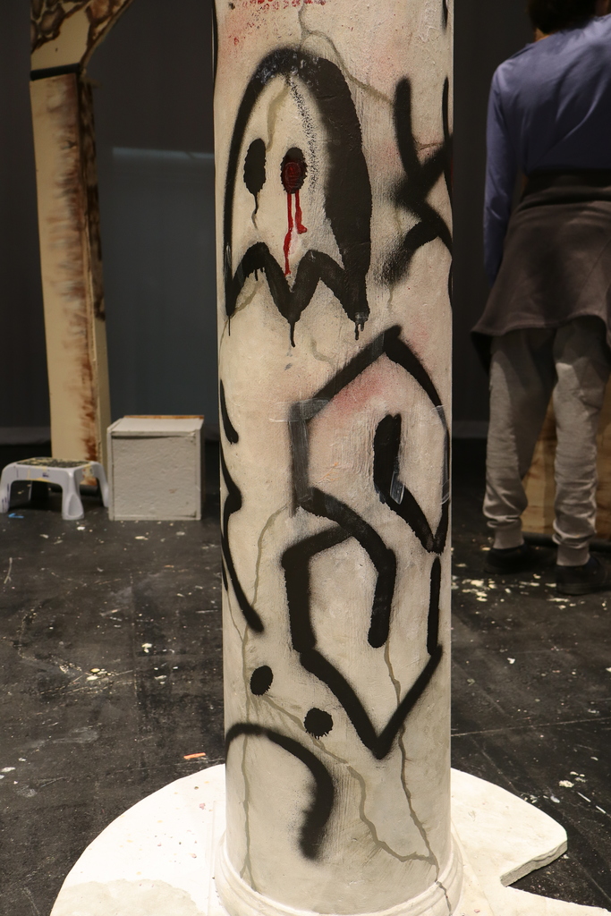 Pillar graffiti