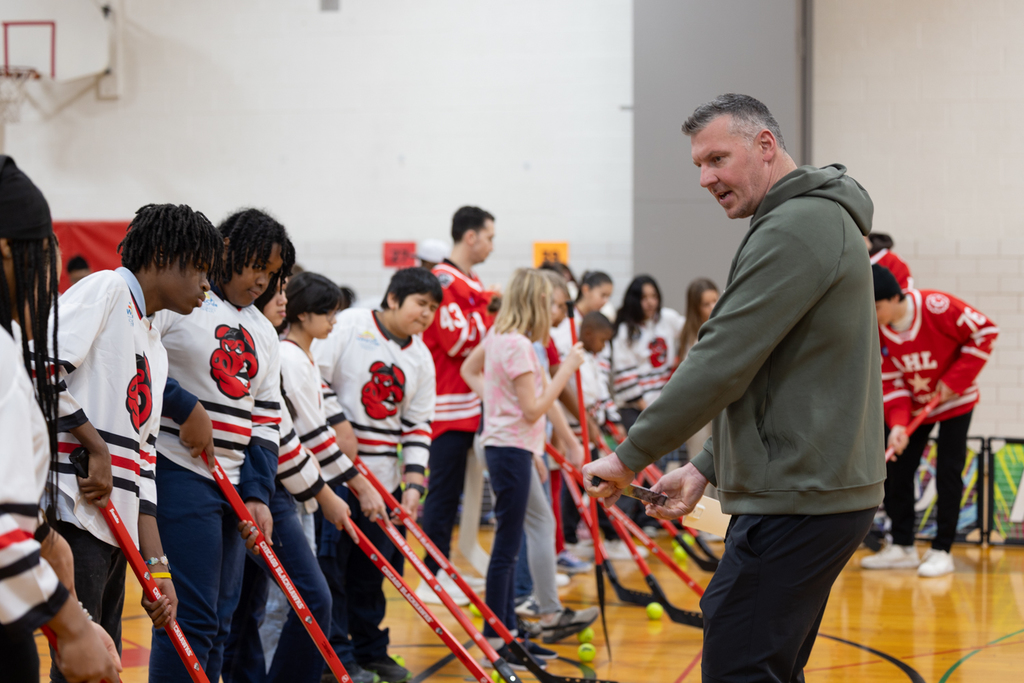 Hockey pro teaches Conklin students