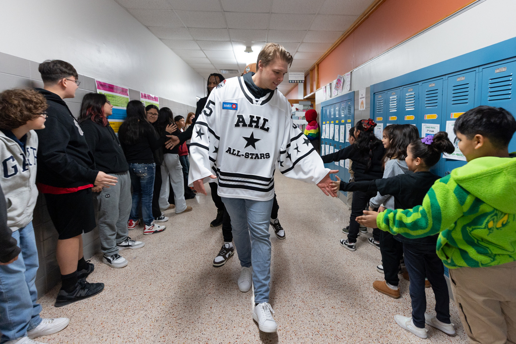 Hockey player gives Conklin students high fives
