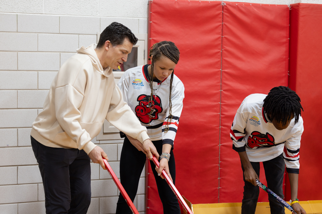 Hockey pro teaches Conklin student