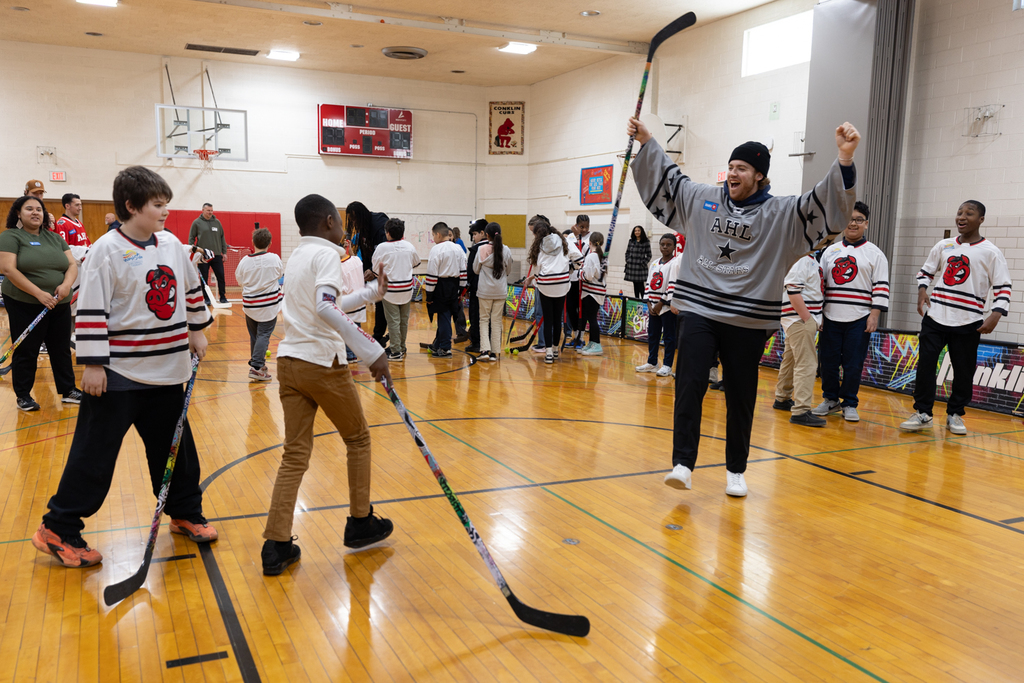Hockey pro teaches Conklin students
