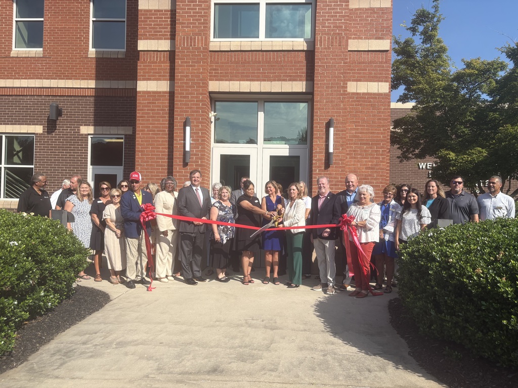 Picture of the CTE High School ribbon cutting