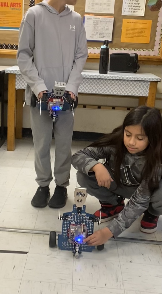 Kids working with robots in computer science discoveries