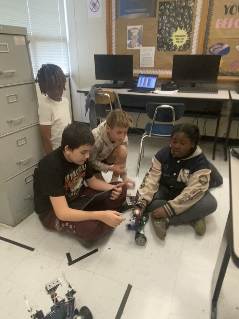 Kids working with robots in computer science discoveries