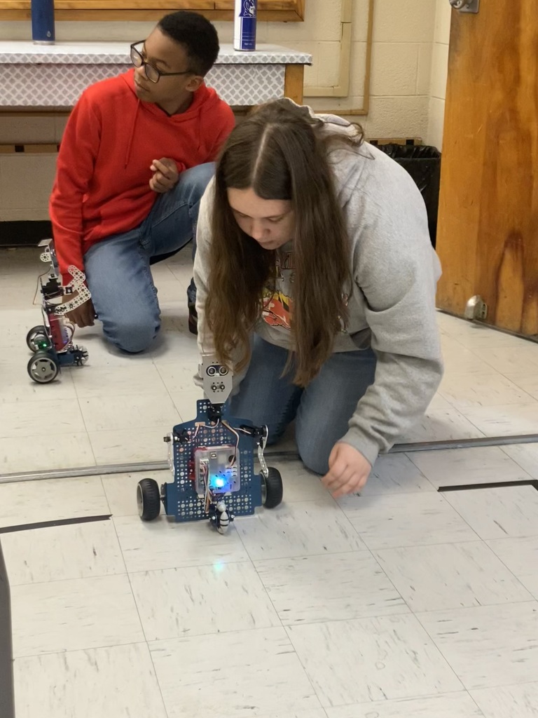 Kids working with robots in computer science discoveries