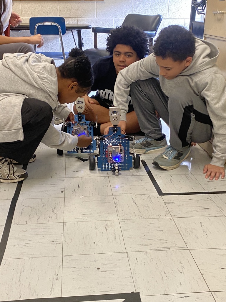 Kids working with robots in computer science discoveries