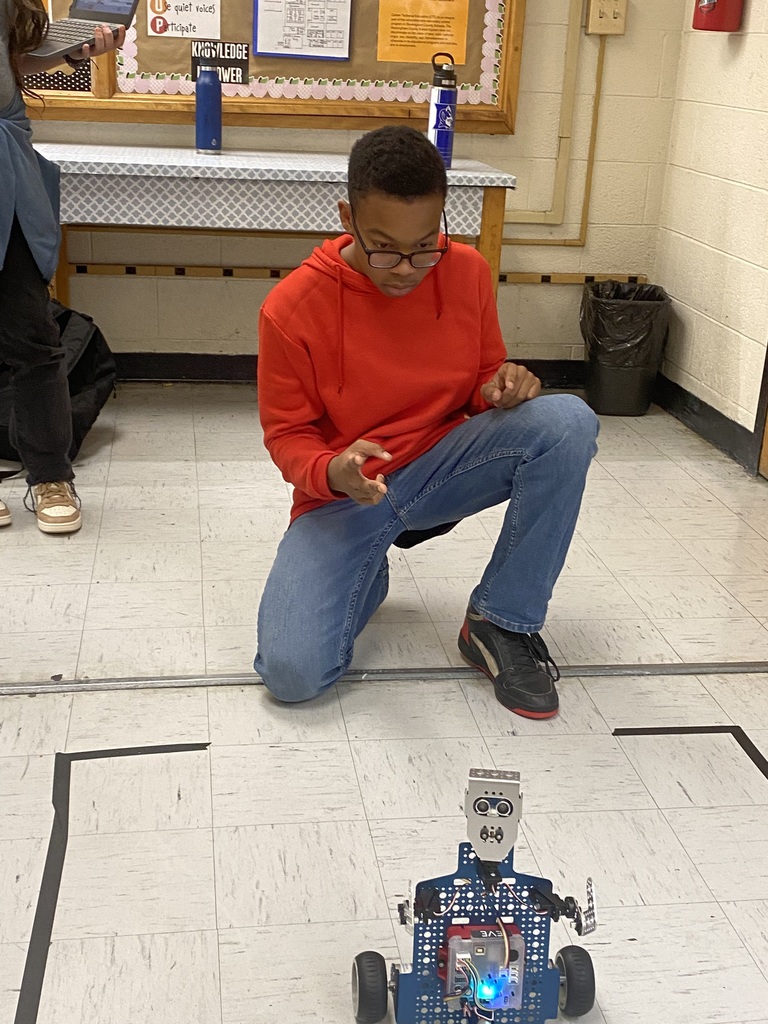 Kids working with robots in computer science discoveries