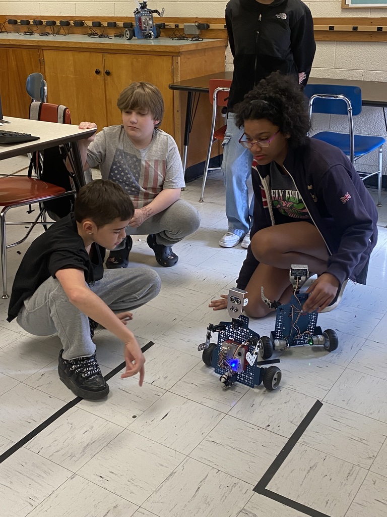 Kids working with robots in computer science discoveries