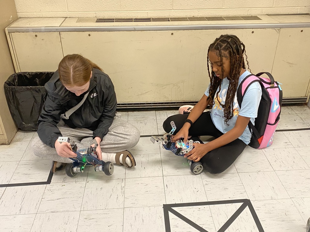 Kids working with robots in computer science discoveries