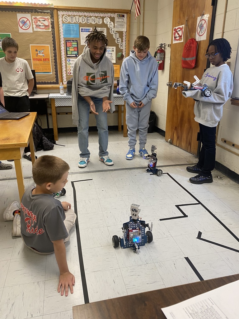 Kids working with robots in computer science discoveries