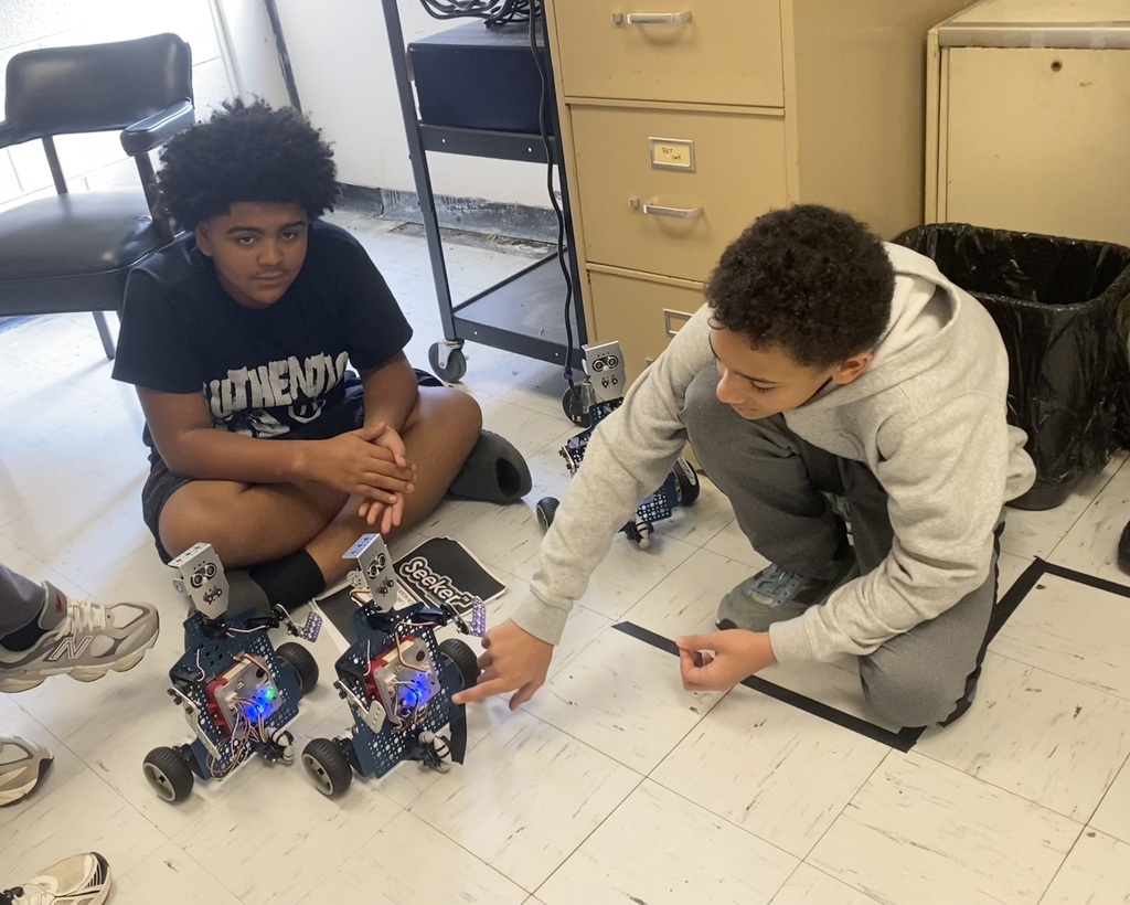 Kids working with robots in computer science discoveries