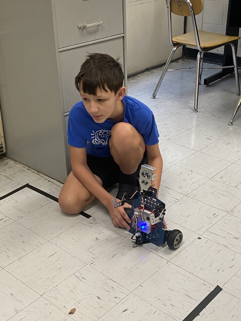 Kids working with robots in computer science discoveries