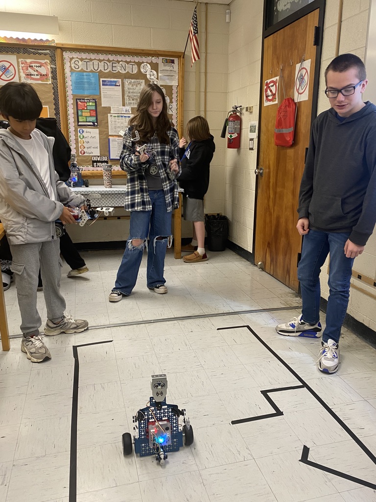 Kids working with robots in computer science discoveries