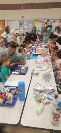 students eating lunch