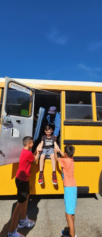 students exiting a bus