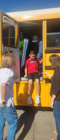 students exiting a bus