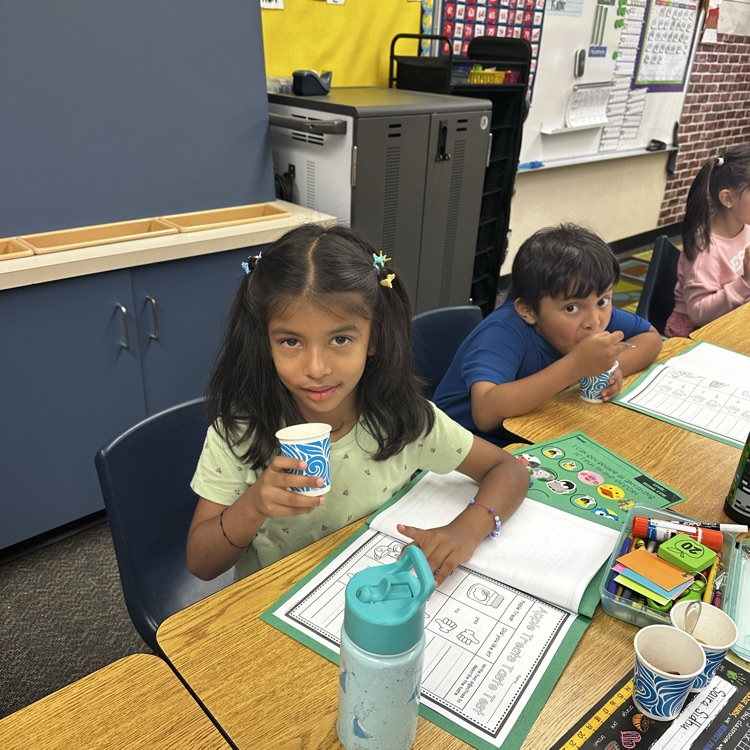 kids eating applesauce