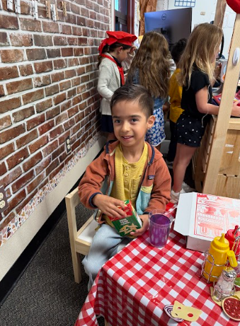 student with play pizza set