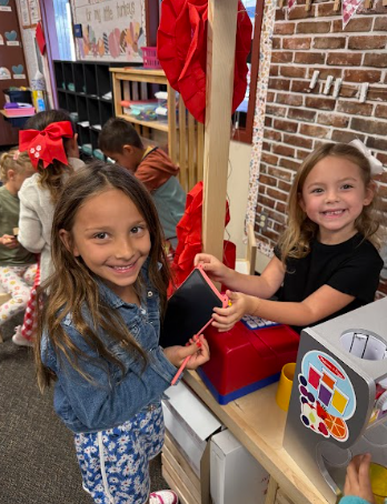 students with play pizza set