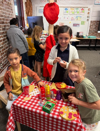 students with play pizza set
