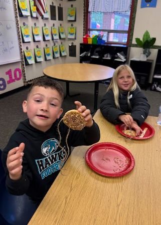 students with bagels string and red plates
