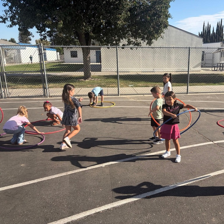 children hula hooping