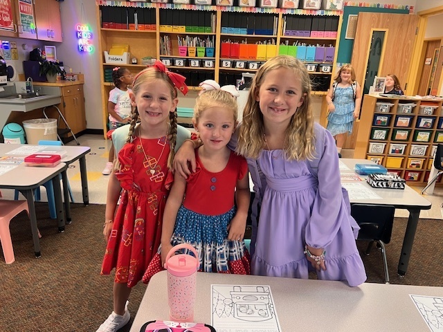 3 girls in kindergaten posing