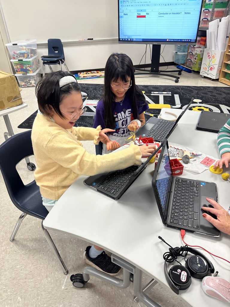2 students using the makey makey