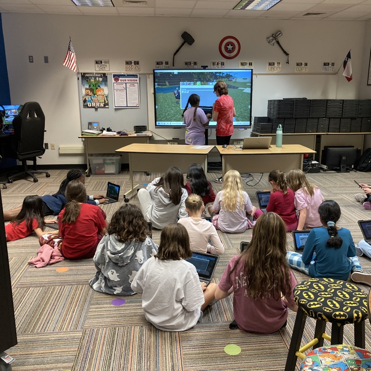 Group of girls playing Minecraft