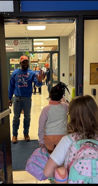 High Five with Dads/ Choques de manos con papá