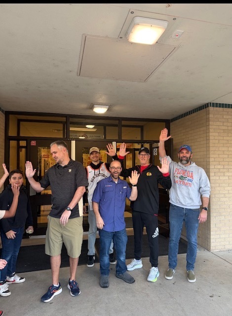 High Five with Dads/ Choques de manos con papá