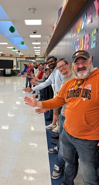 High Five with Dads/ Choques de manos con papá