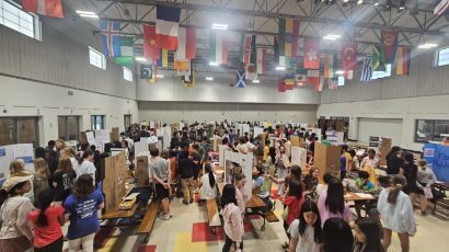 A picture of the whole room filled with parents, students, and staff.