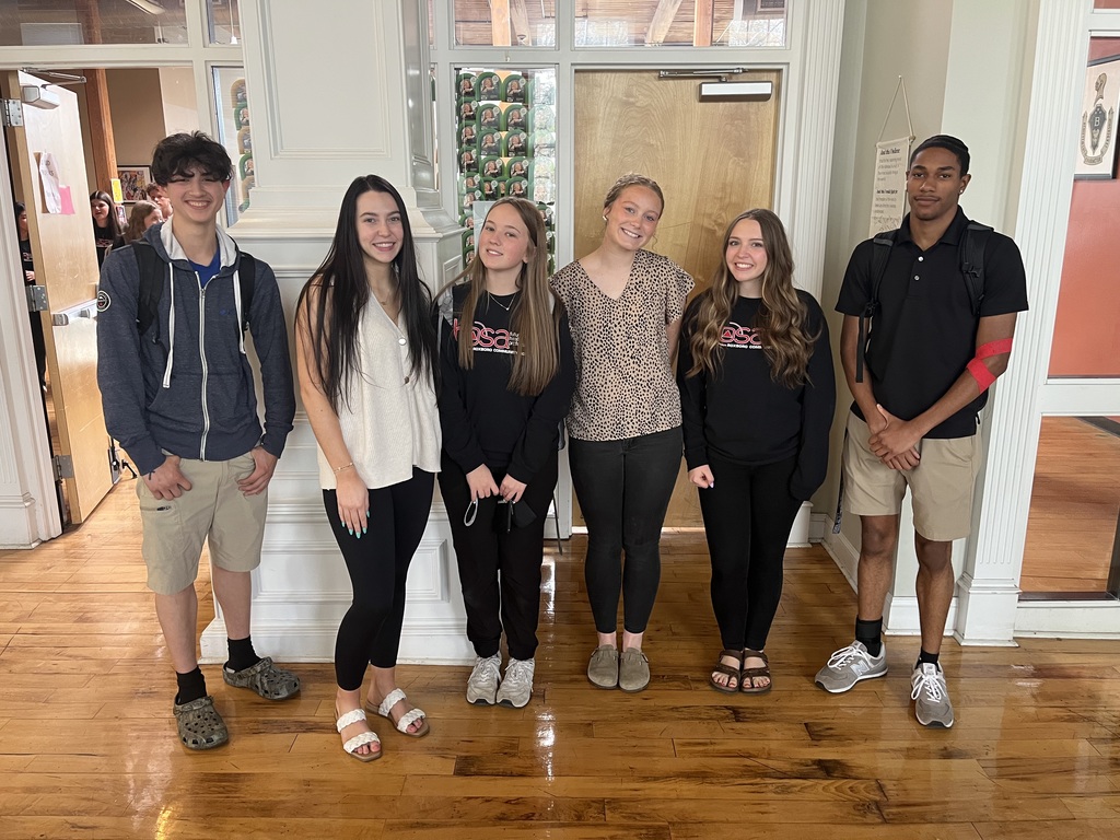 6 RCS students smiling in the RCS library.