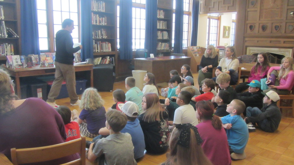 Pablo Cartaya presenting to elementary age children in a library