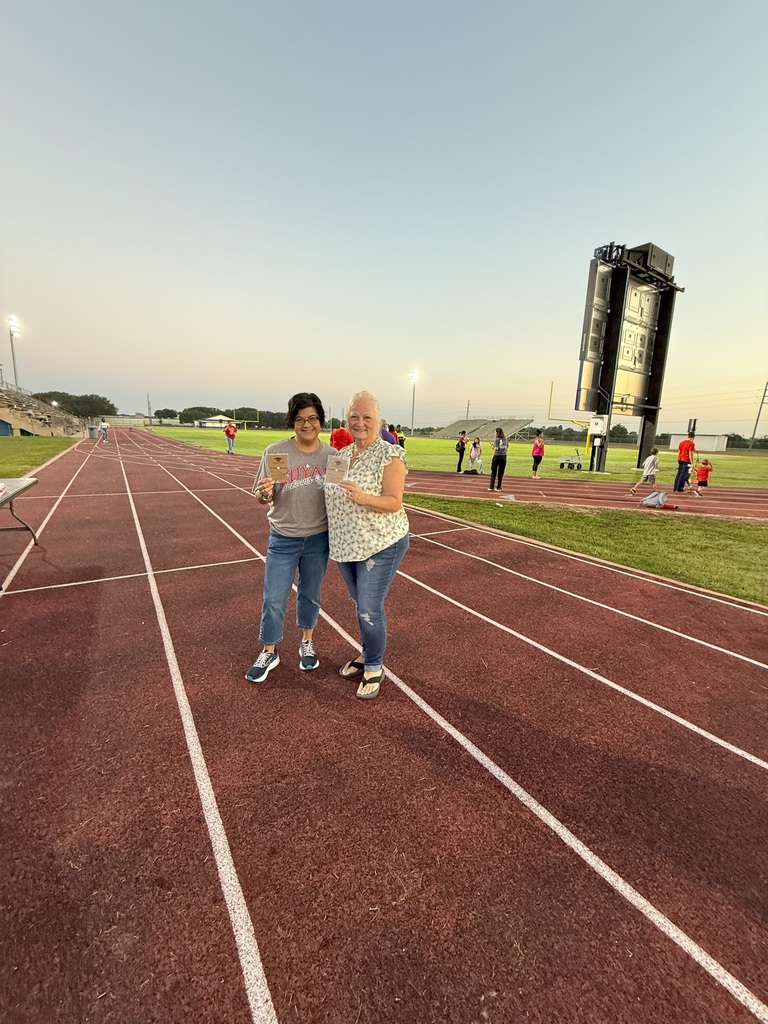 🌅 Thank you to Mayor Daphne Kirby and Pastor Mireya Martinez for donating gifts & joining us bright and early to celebrate the RHS Class of 2026 at Senior Sunrise! 💙❤️ #WeAreRoyal #FalconPride #InvestingInOurTomorrow